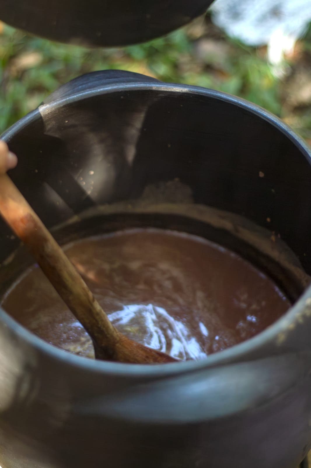 Cacau sendo preparado no pote, mexido com colher de pau