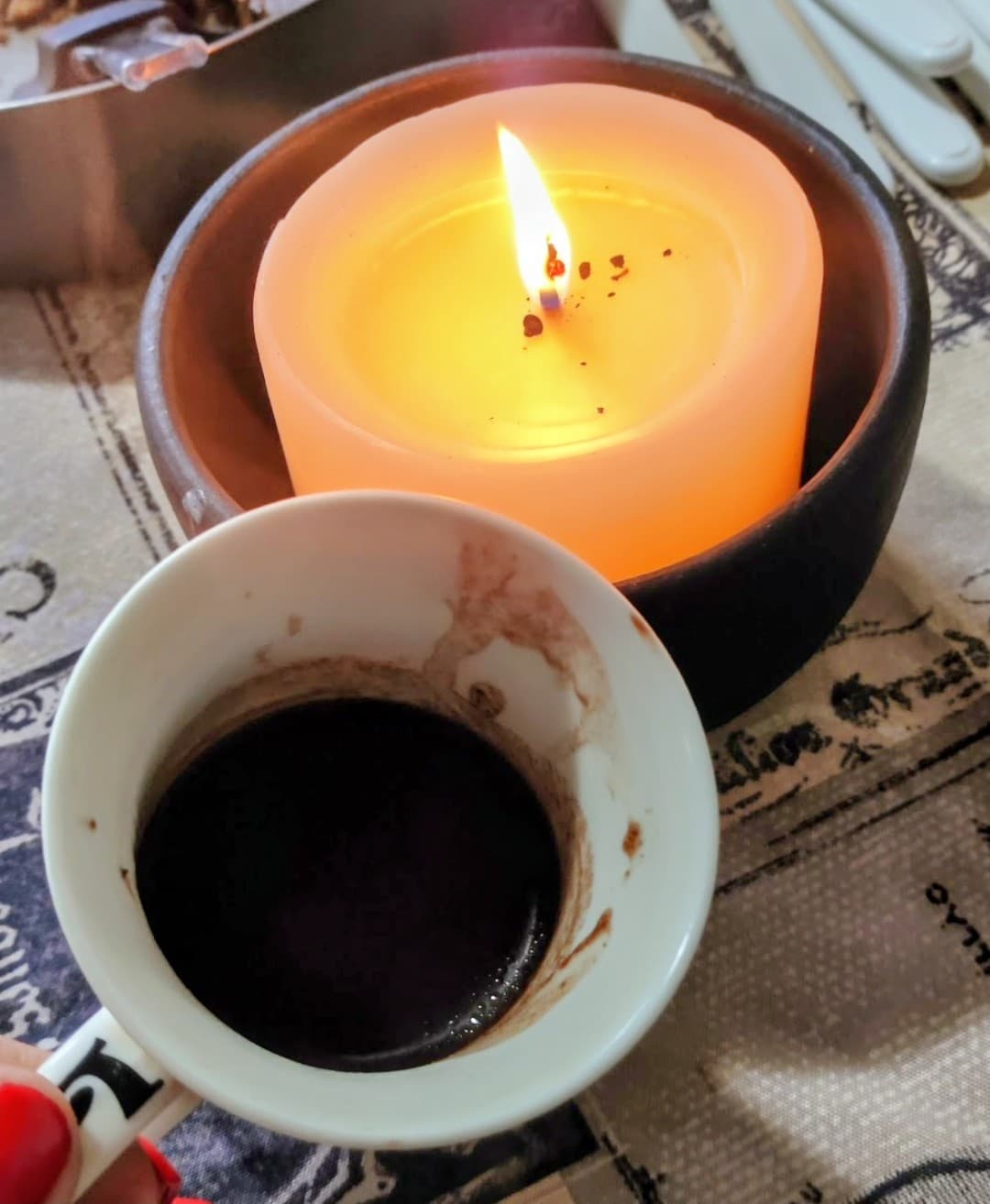 Ritual com cacau e vela acesa