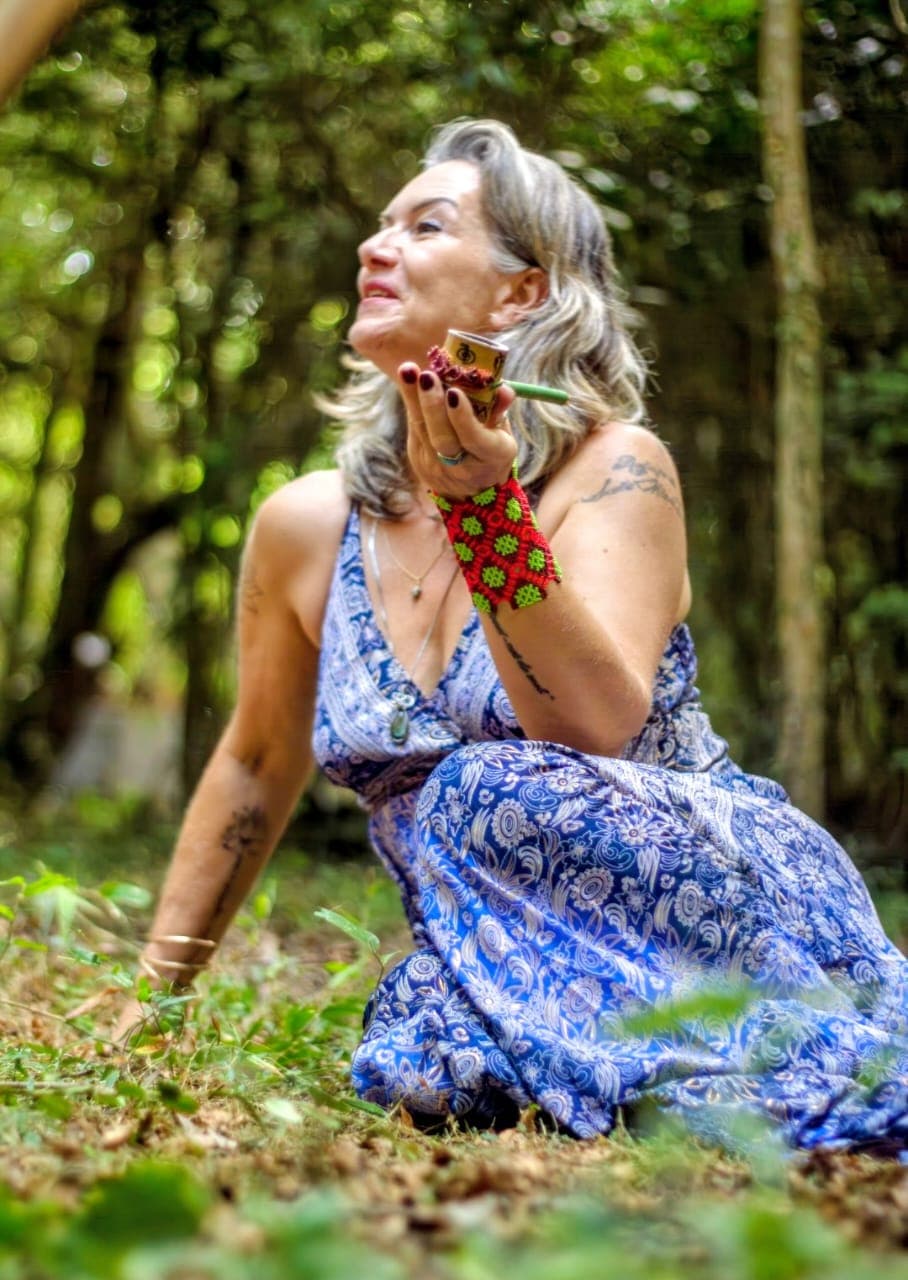Ângela C. Pohl tomando cacau na floresta