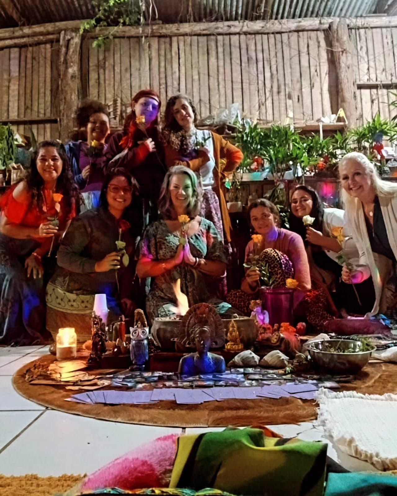 Roda de mulheres reunidas com rosas, em cerimônia